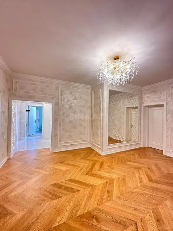 Satılır 5 otaqlı mənzil 130 m²