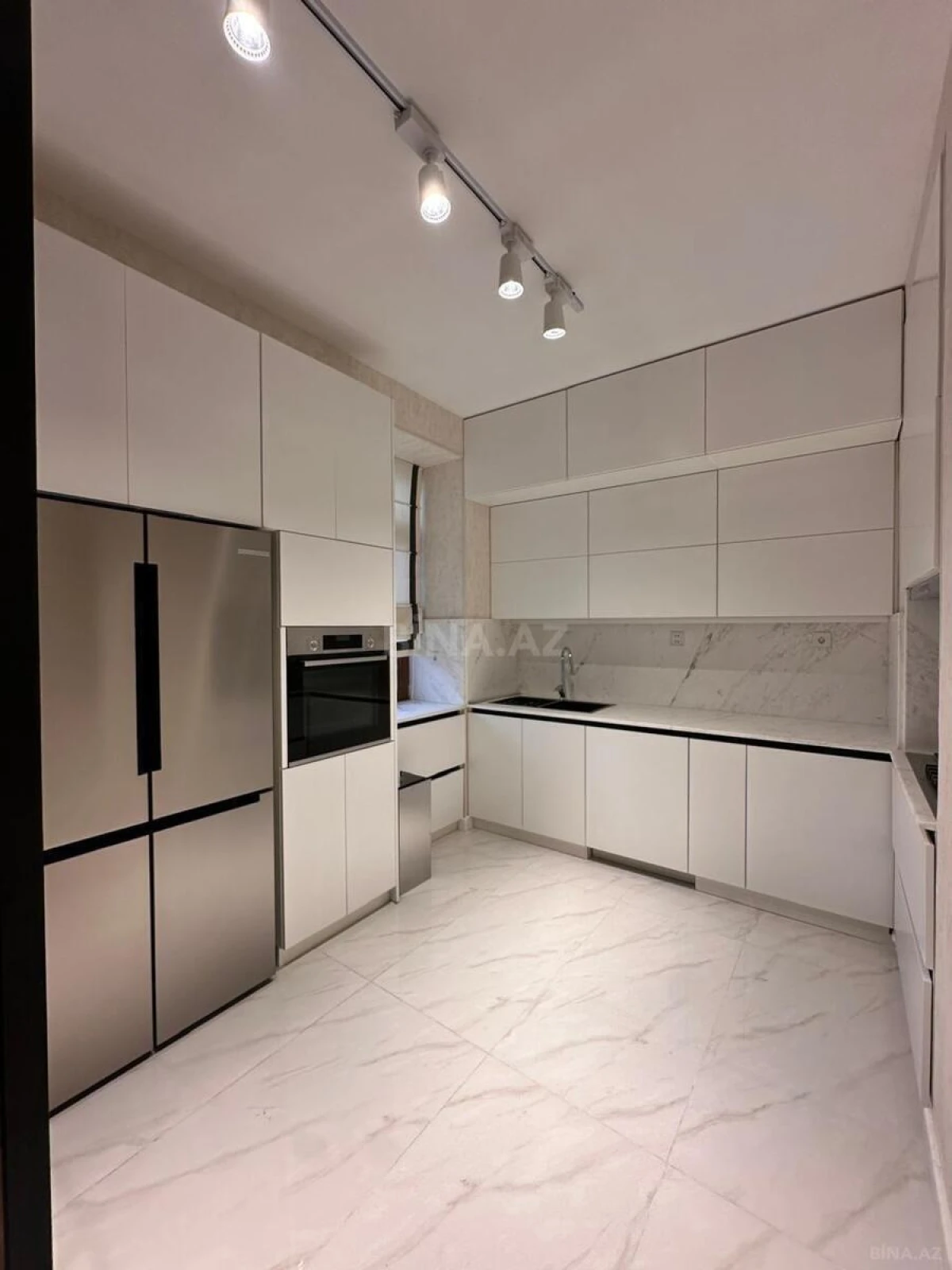 Satılır 5 otaqlı mənzil 130 m²