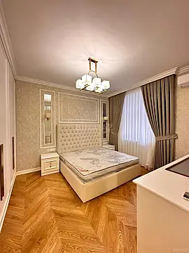 Satılır 5 otaqlı mənzil 130 m²