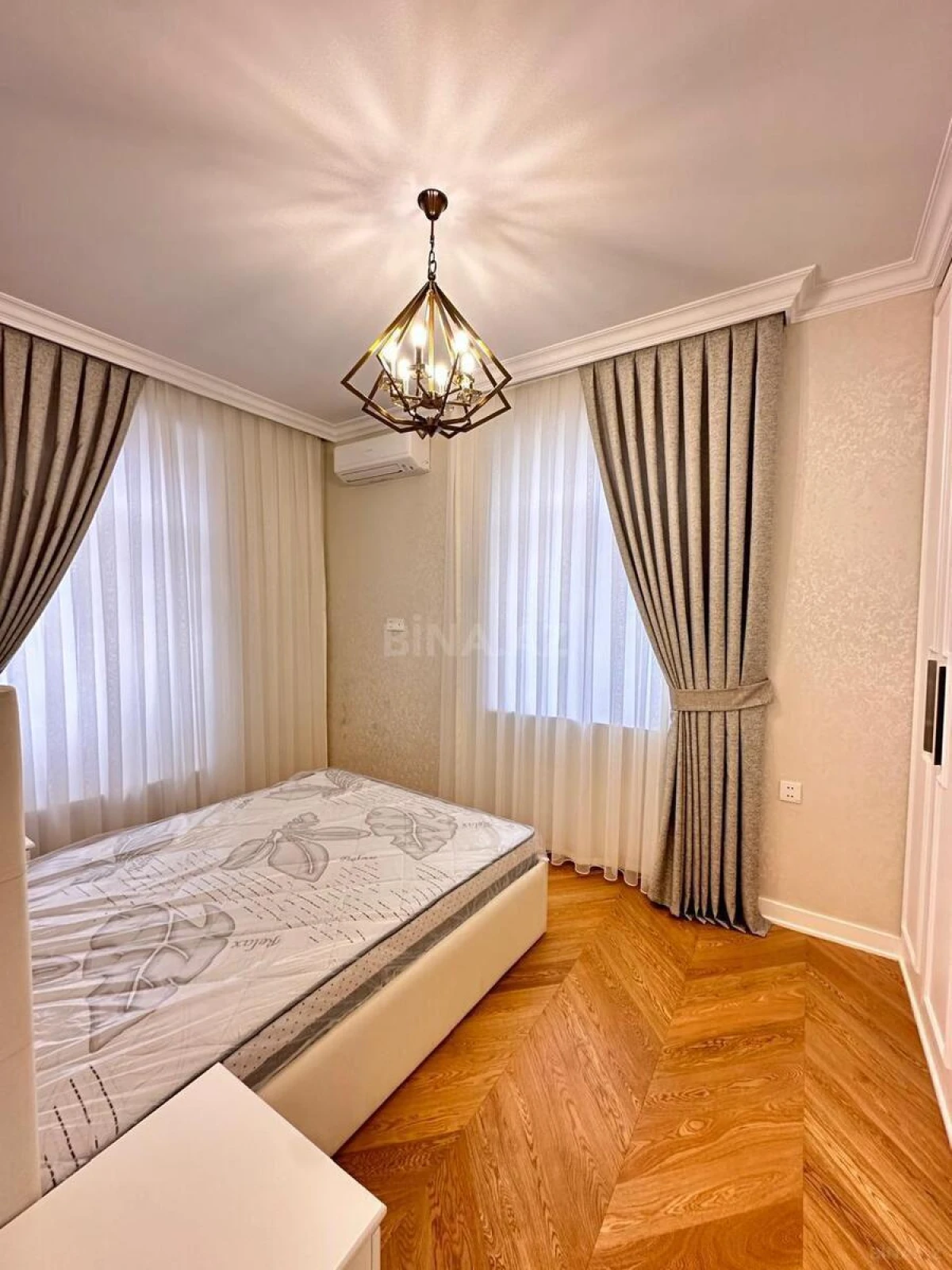 Satılır 5 otaqlı mənzil 130 m²