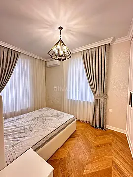 Satılır 5 otaqlı mənzil 130 m²