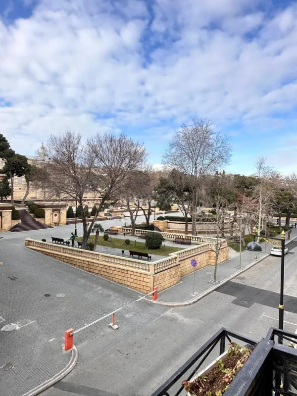 Satılır 5 otaqlı mənzil 130 m²