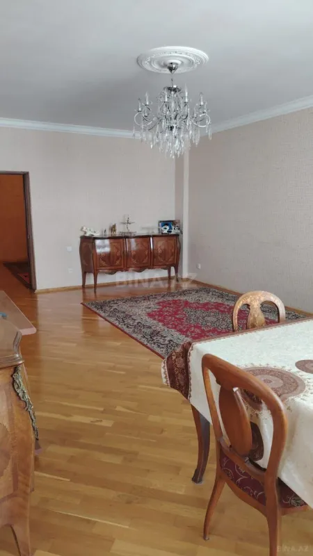 Satılır 4 otaqlı mənzil 160 m²
