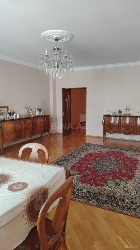 Satılır 4 otaqlı mənzil 160 m²