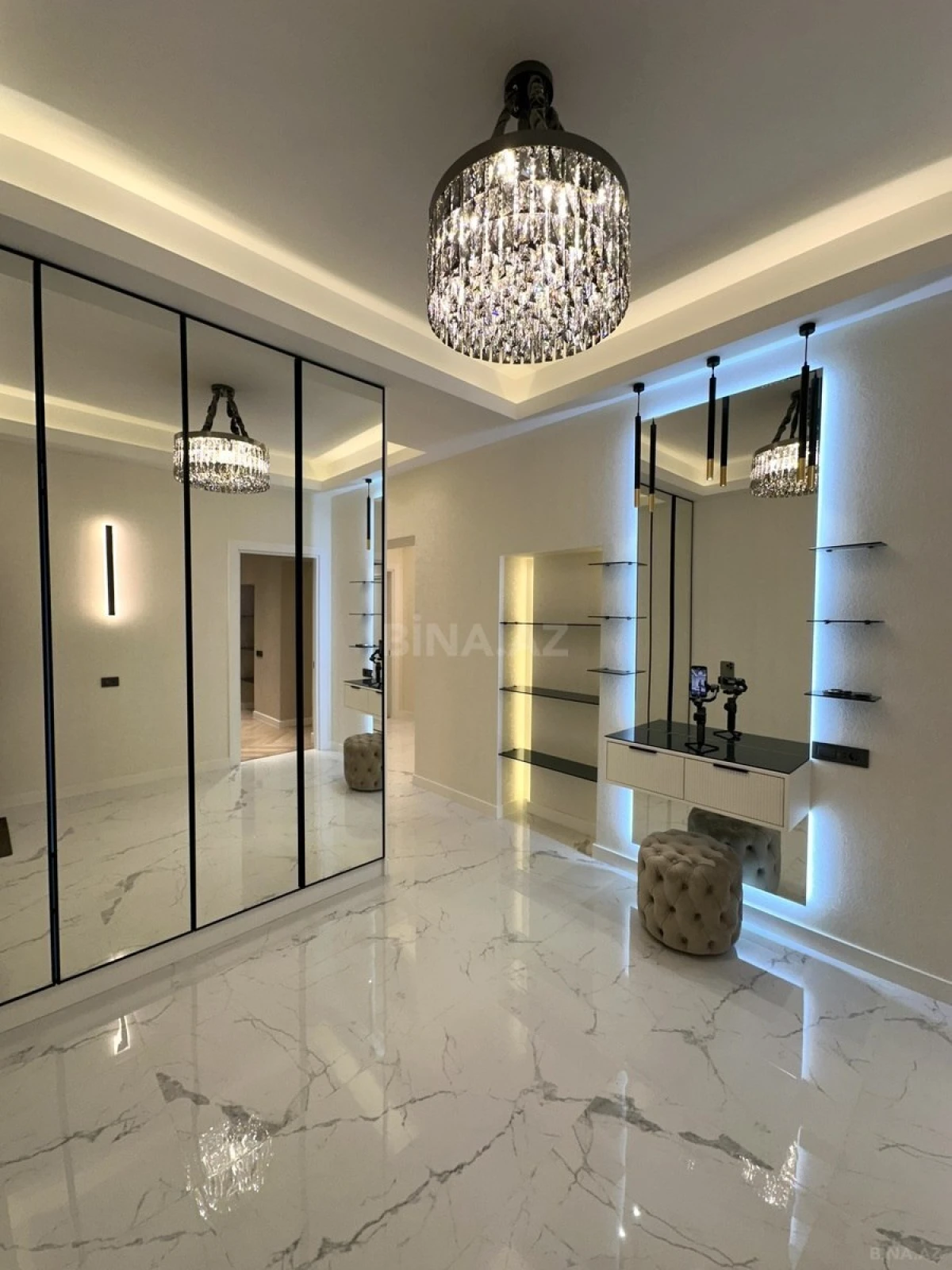 Satılır 4 otaqlı mənzil 195 m²