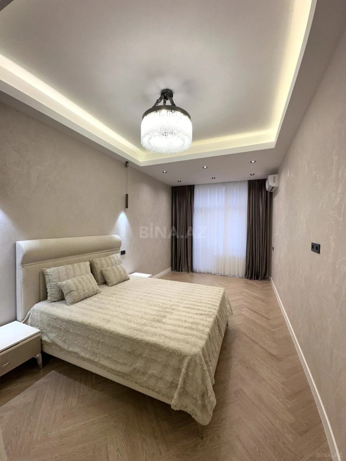 Satılır 4 otaqlı mənzil 195 m²