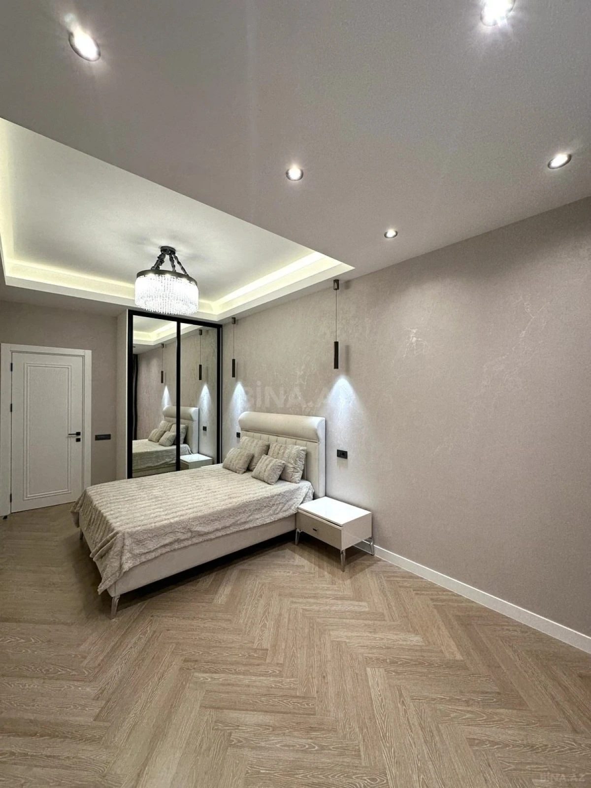 Satılır 4 otaqlı mənzil 195 m²