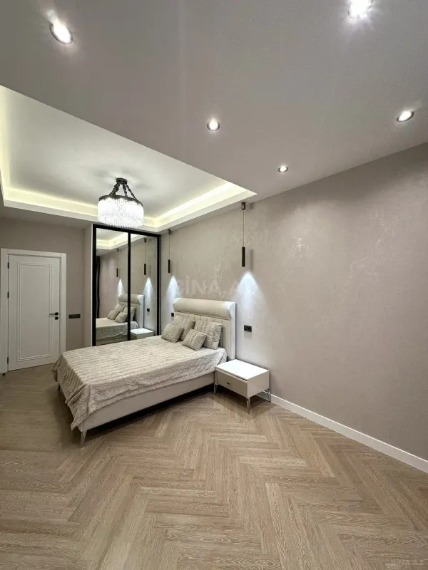 Satılır 4 otaqlı mənzil 195 m²