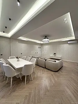 Satılır 4 otaqlı mənzil 195 m²