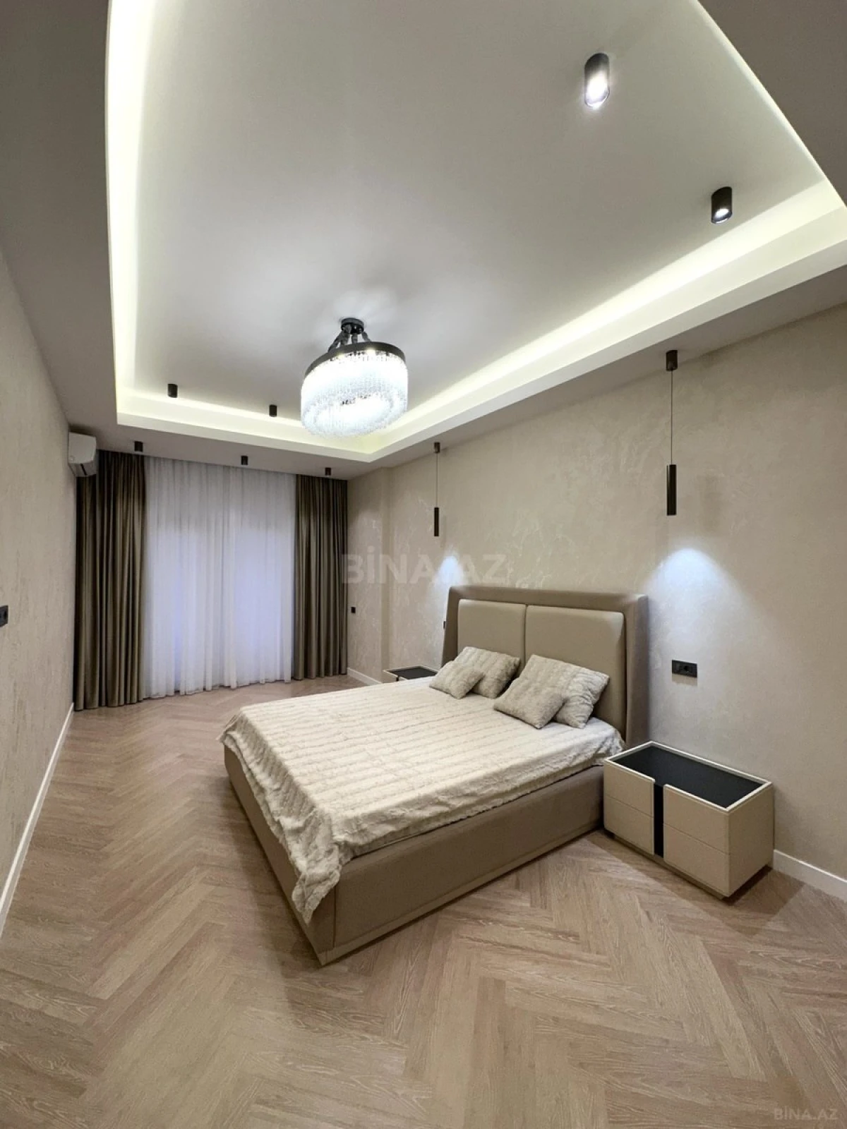 Satılır 4 otaqlı mənzil 195 m²