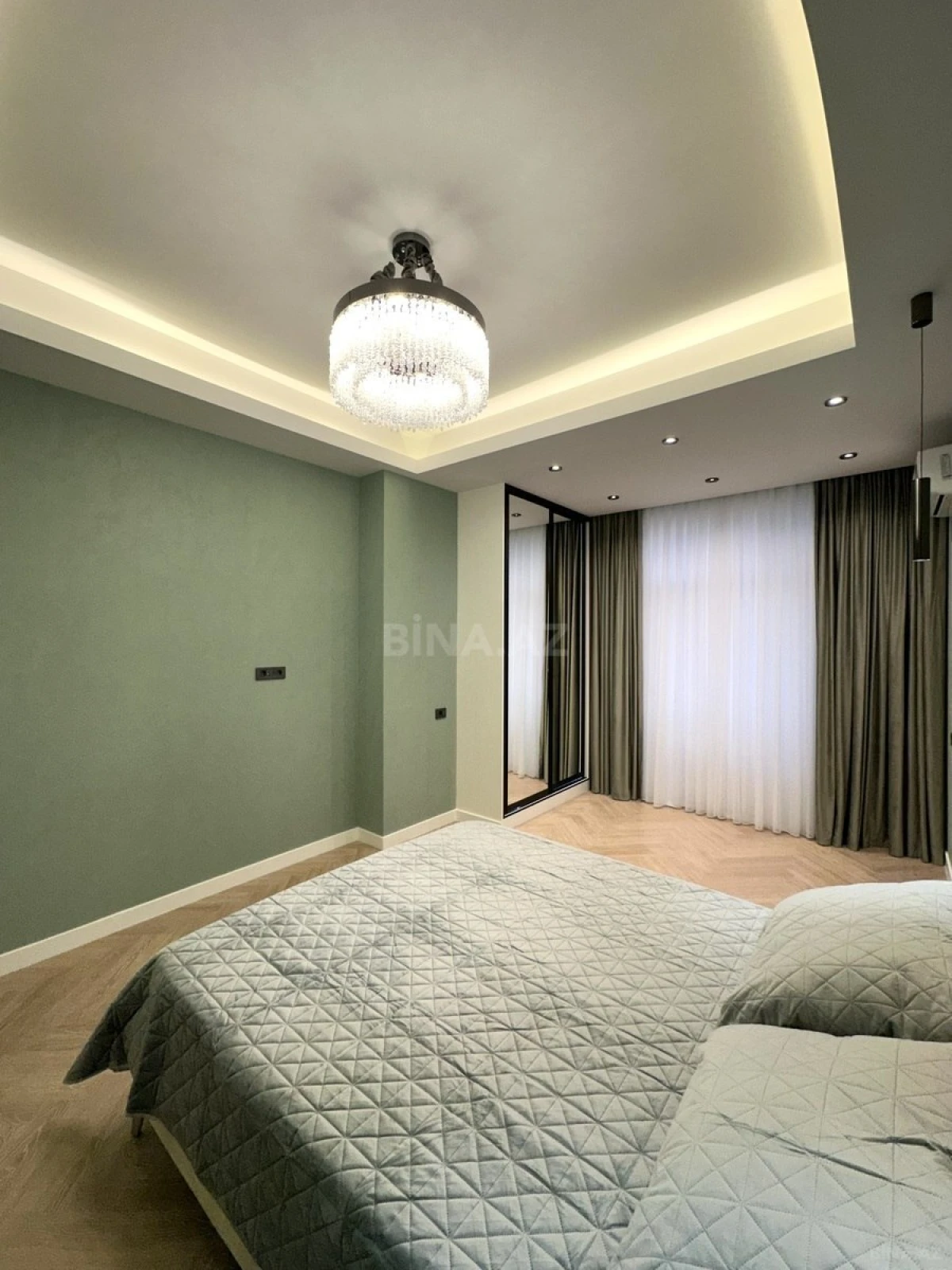 Satılır 4 otaqlı mənzil 195 m²
