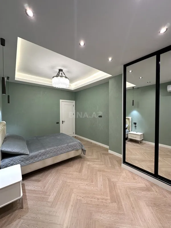 Satılır 4 otaqlı mənzil 195 m²