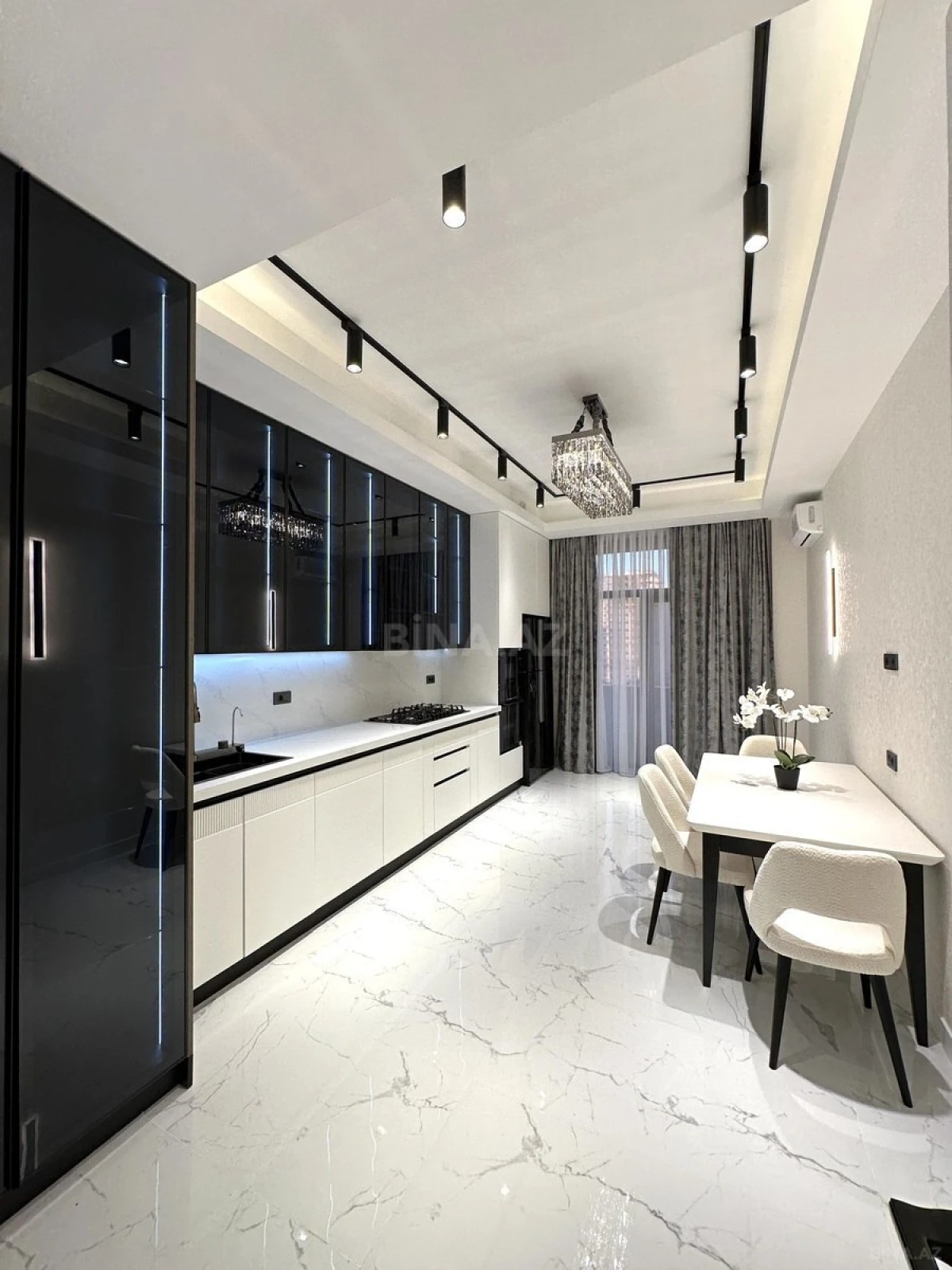 Satılır 4 otaqlı mənzil 195 m²