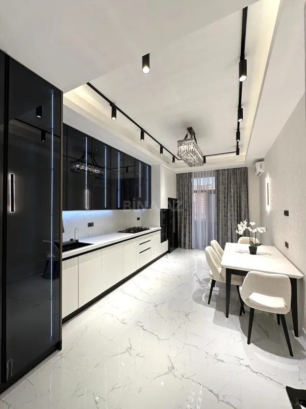 Satılır 4 otaqlı mənzil 195 m²