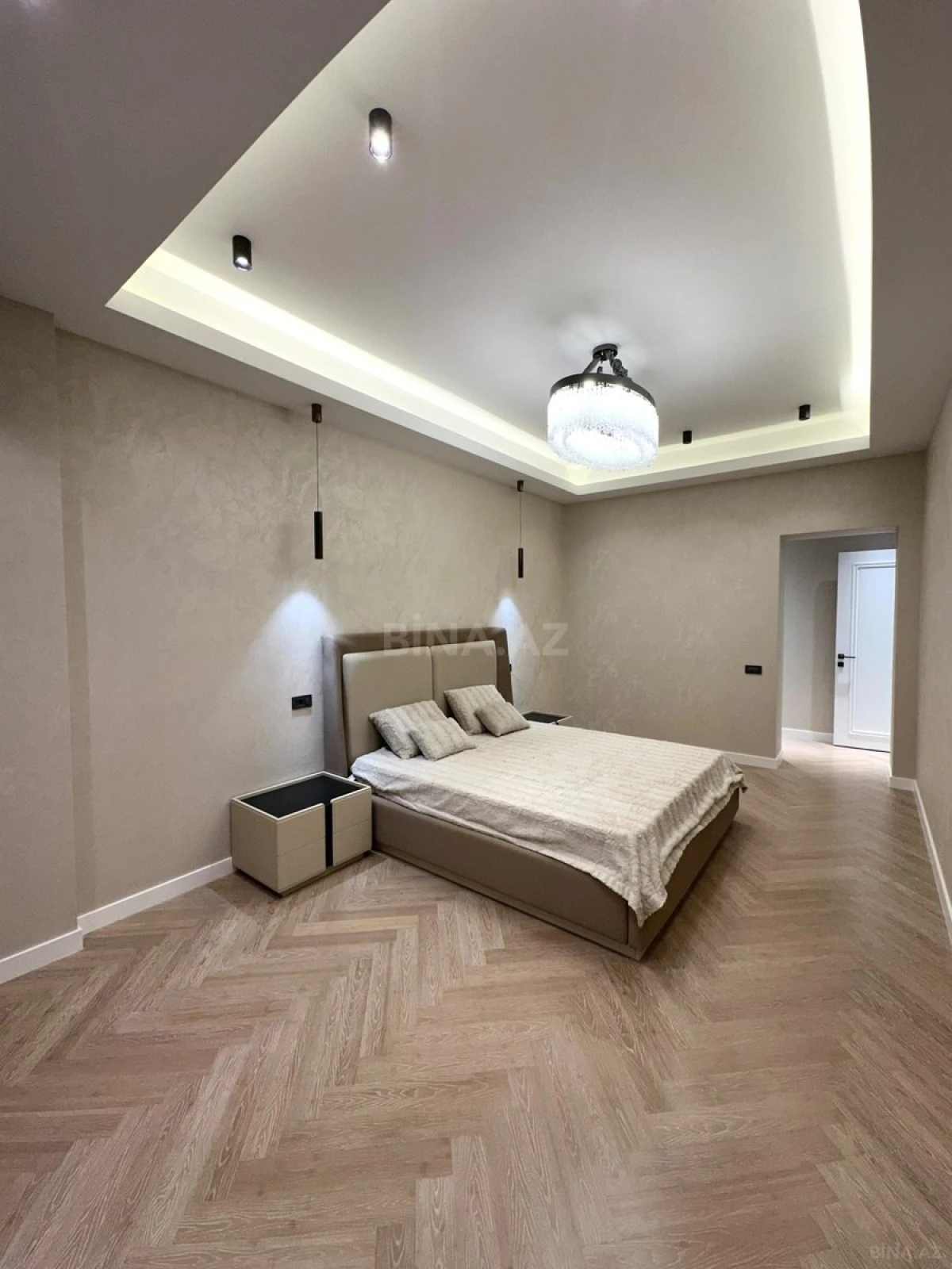 Satılır 4 otaqlı mənzil 195 m²