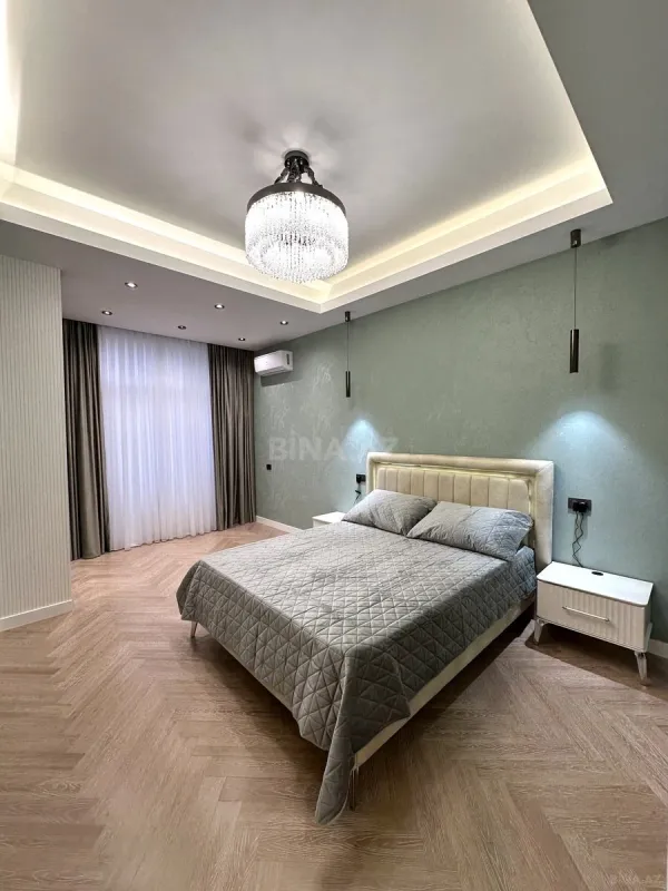 Satılır 4 otaqlı mənzil 195 m²