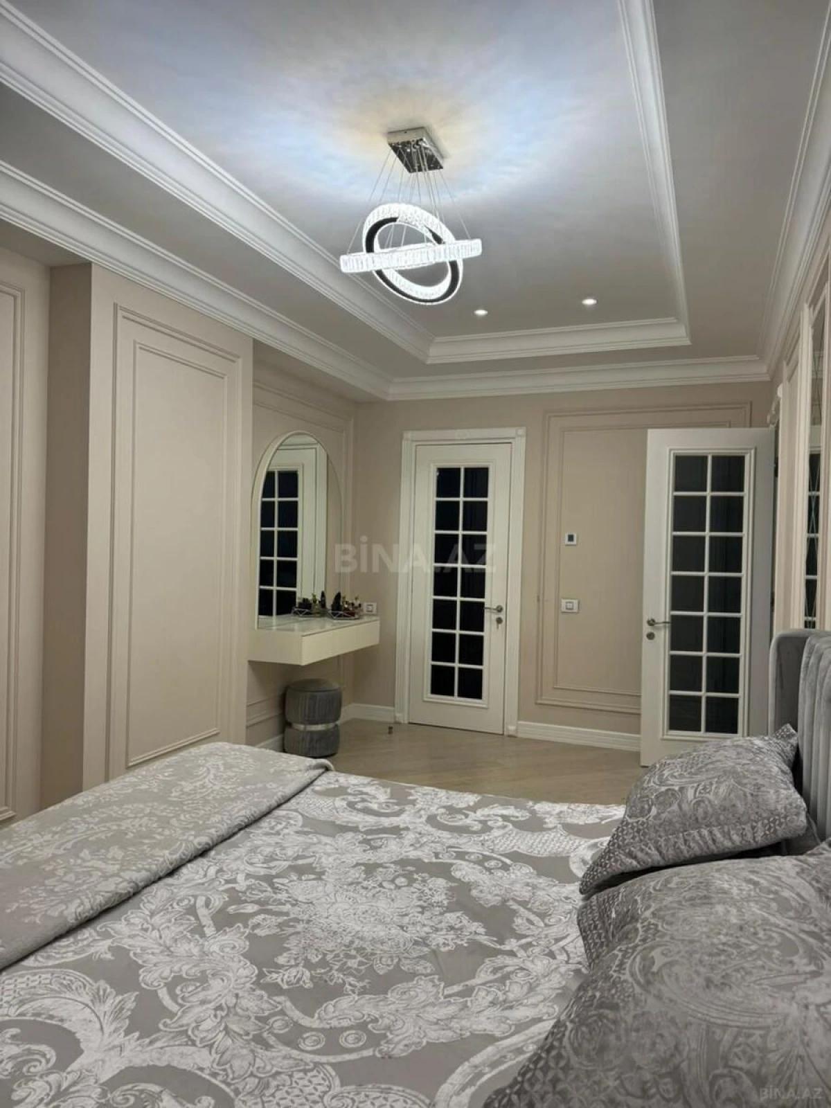 Satılır 5 otaqlı mənzil 300 m²