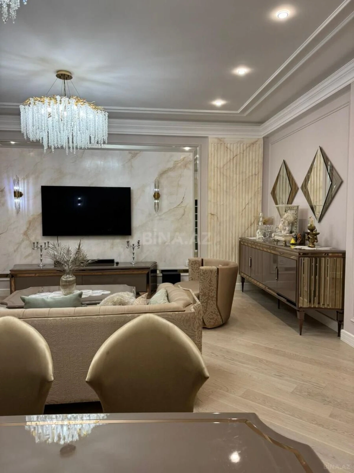 Satılır 5 otaqlı mənzil 300 m²