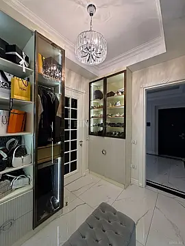 Satılır 5 otaqlı mənzil 300 m²