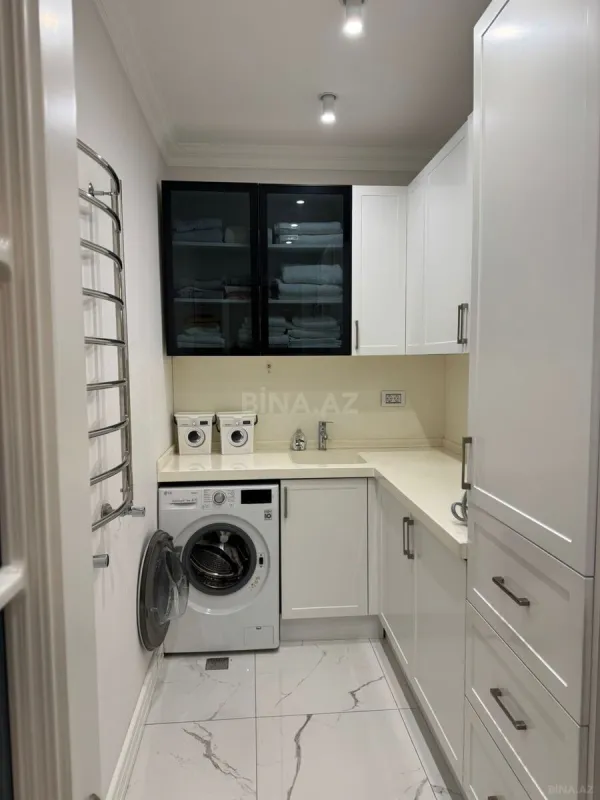 Satılır 5 otaqlı mənzil 300 m²