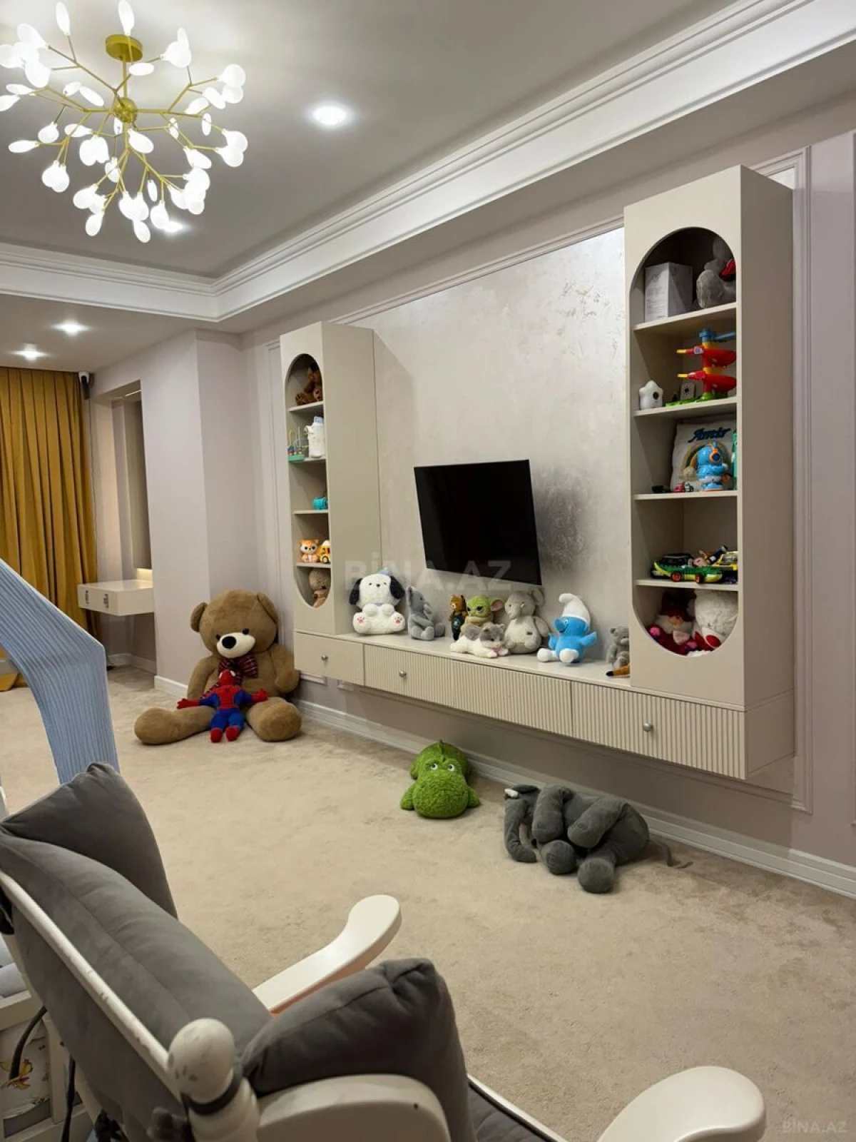 Satılır 5 otaqlı mənzil 300 m²