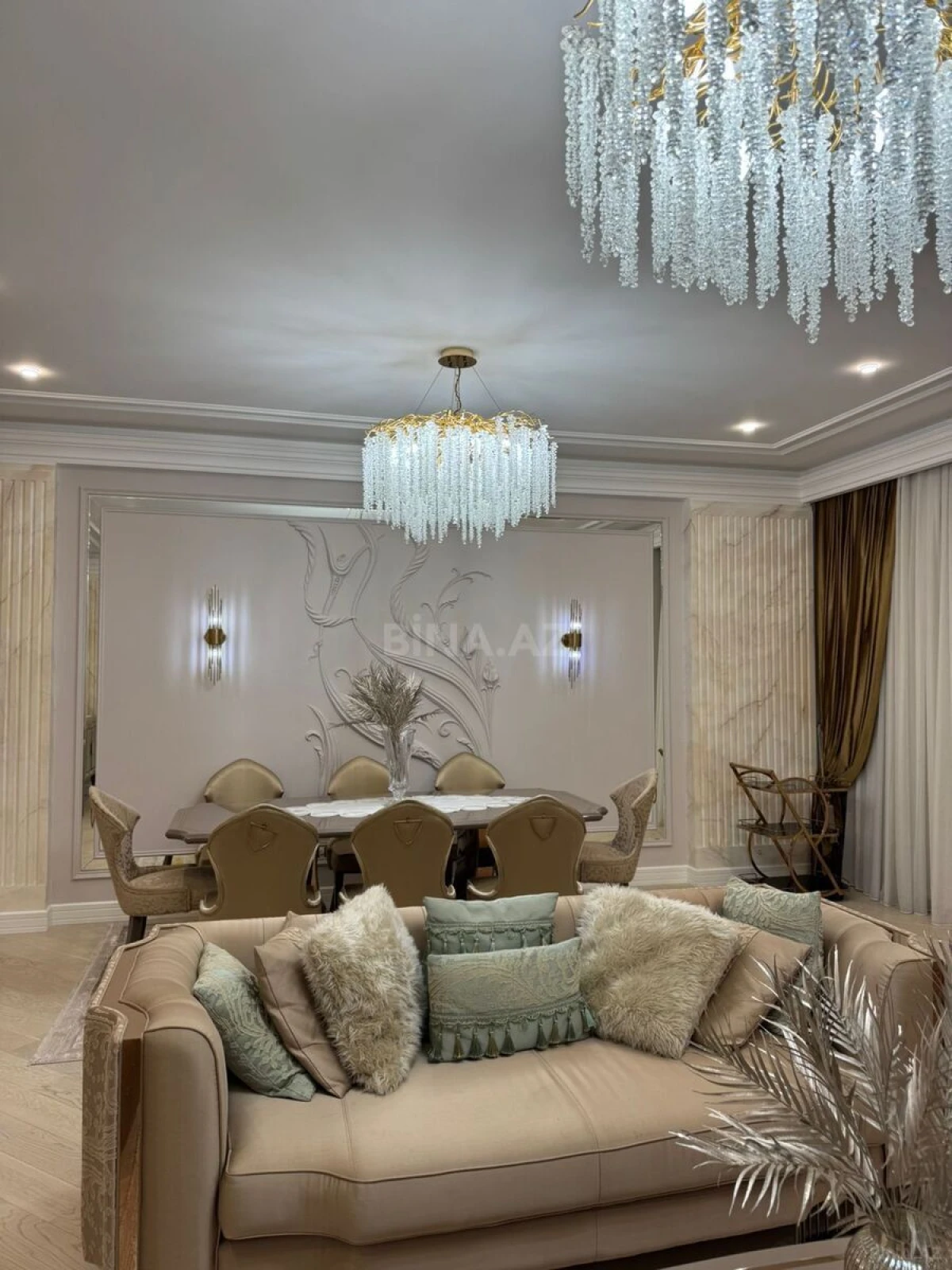 Satılır 5 otaqlı mənzil 300 m²