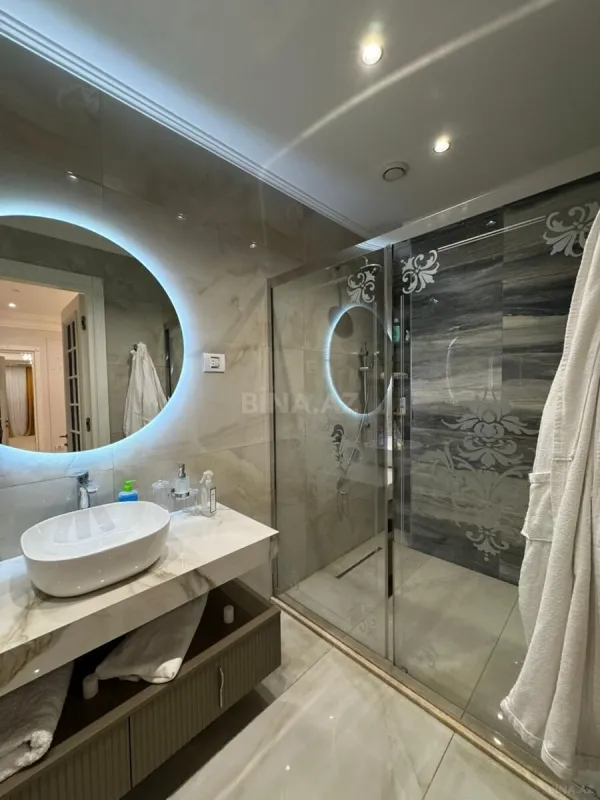 Satılır 5 otaqlı mənzil 300 m²