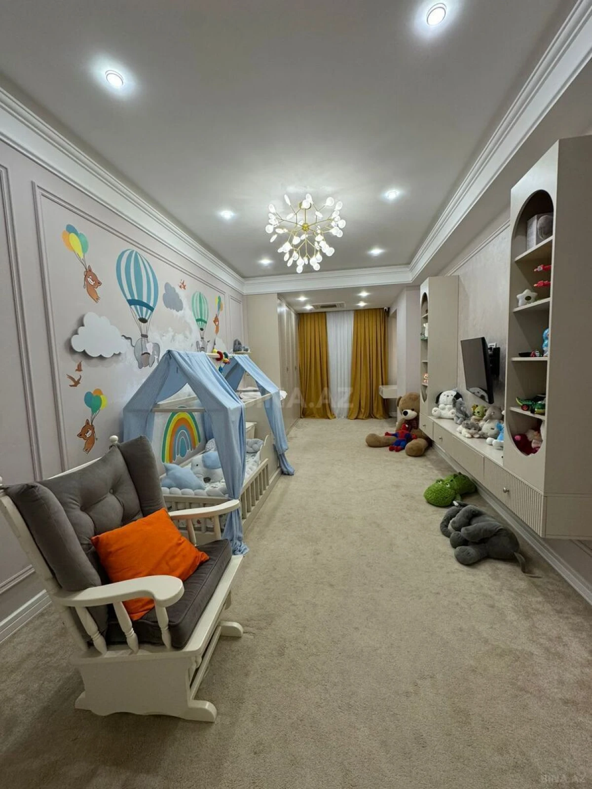 Satılır 5 otaqlı mənzil 300 m²