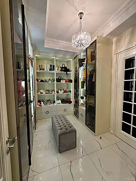 Satılır 5 otaqlı mənzil 300 m²