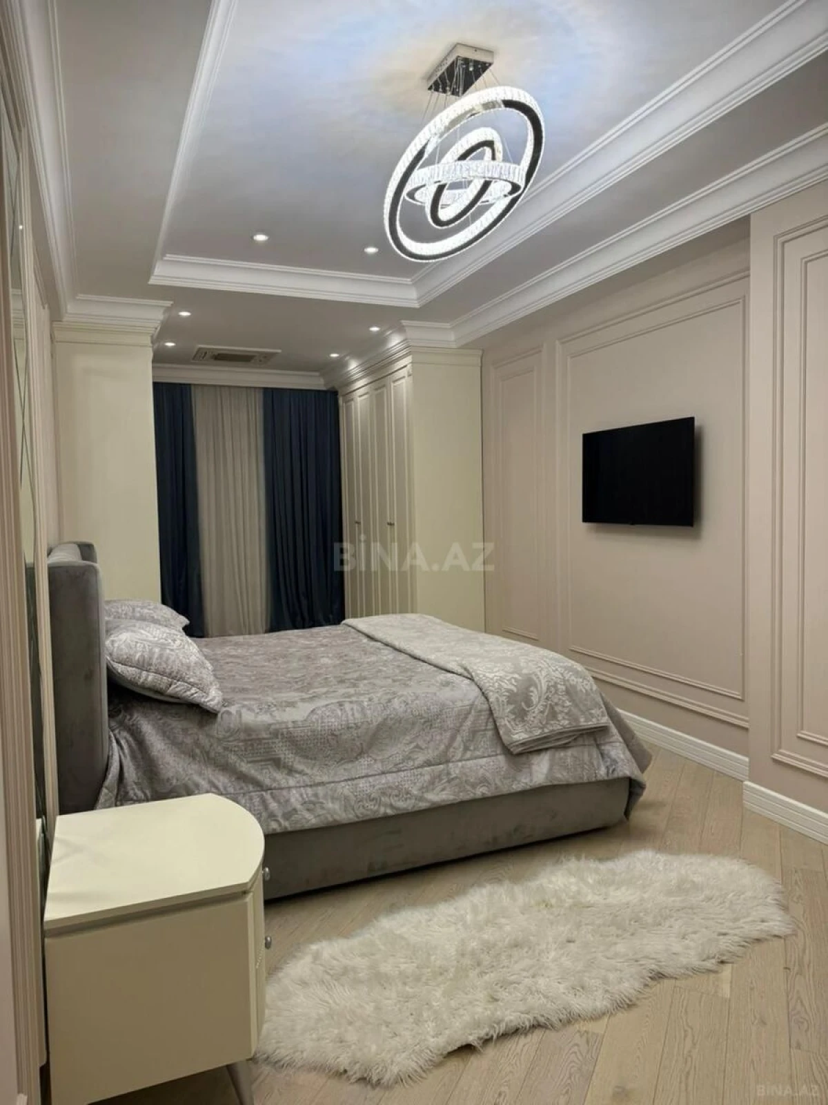 Satılır 5 otaqlı mənzil 300 m²