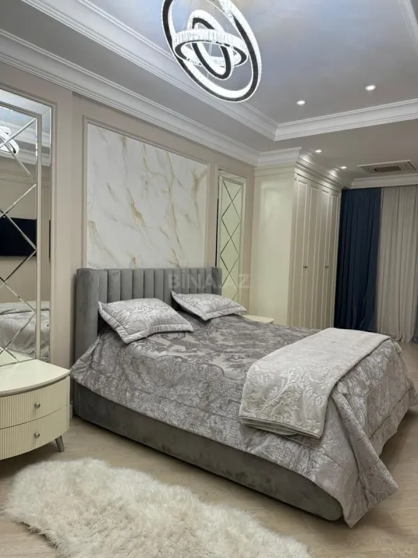 Satılır 5 otaqlı mənzil 300 m²