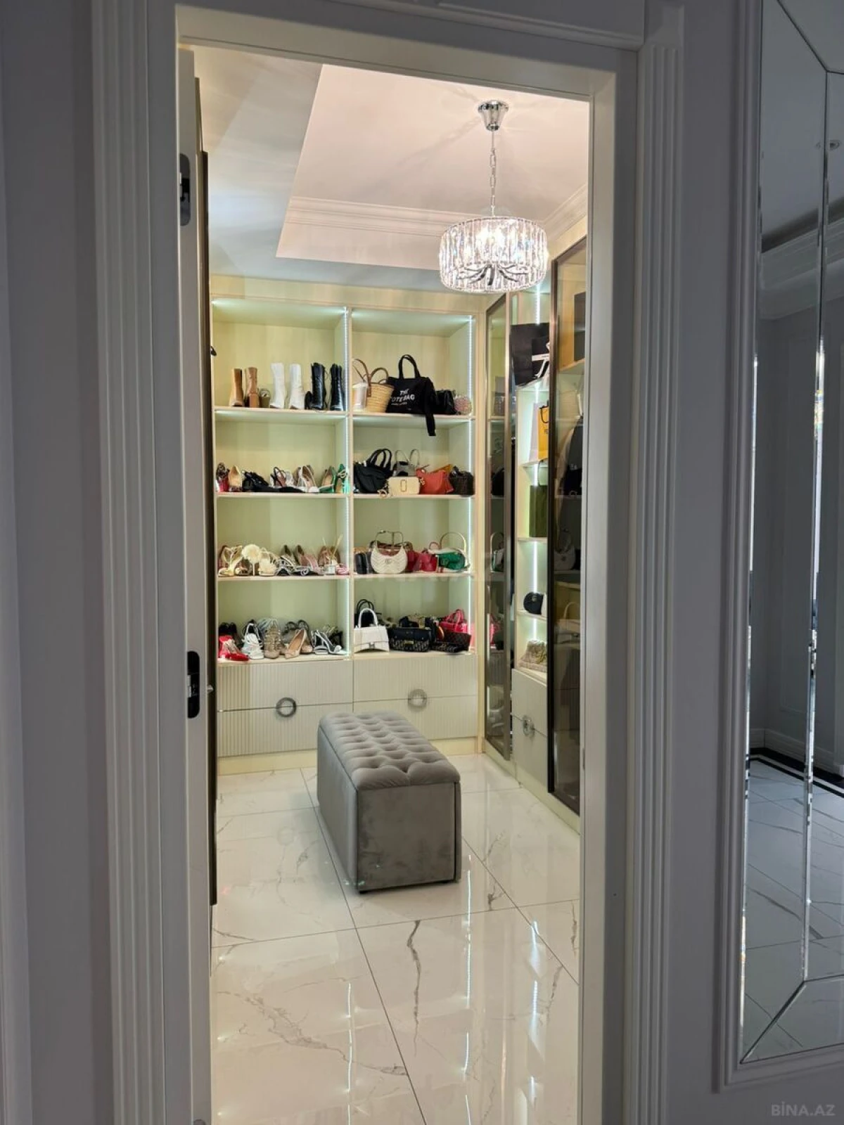 Satılır 5 otaqlı mənzil 300 m²