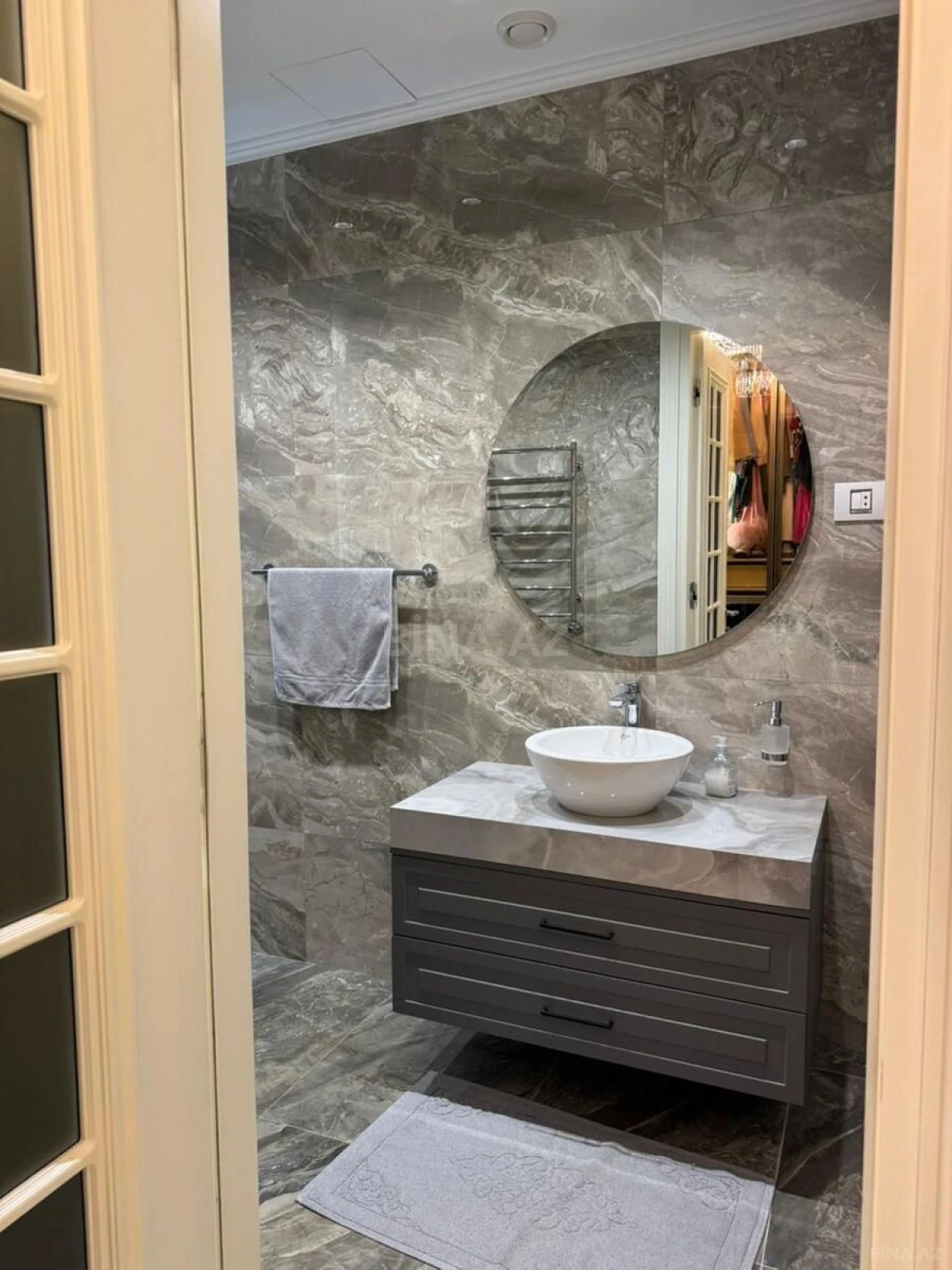 Satılır 5 otaqlı mənzil 300 m²