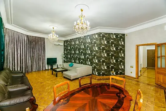 Satılır 6 otaqlı mənzil 320 m²