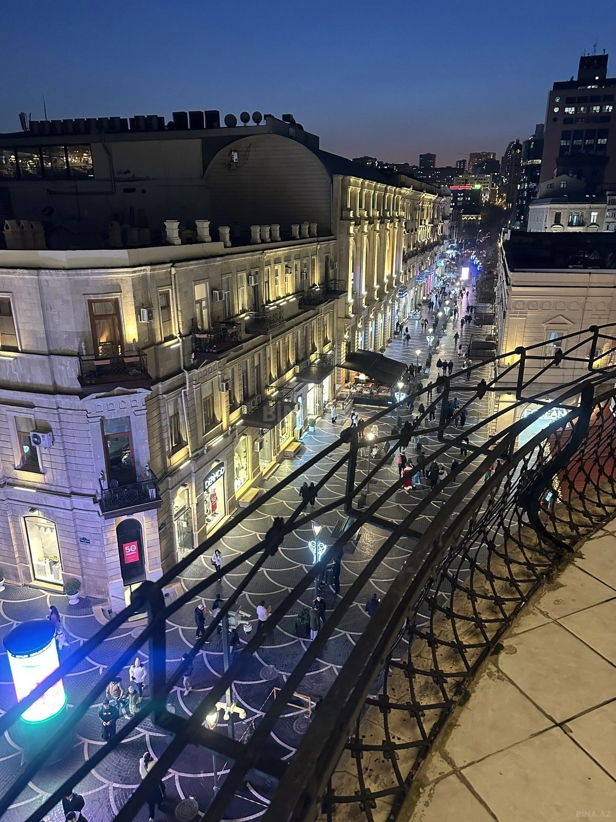 Satılır 6 otaqlı mənzil 320 m²