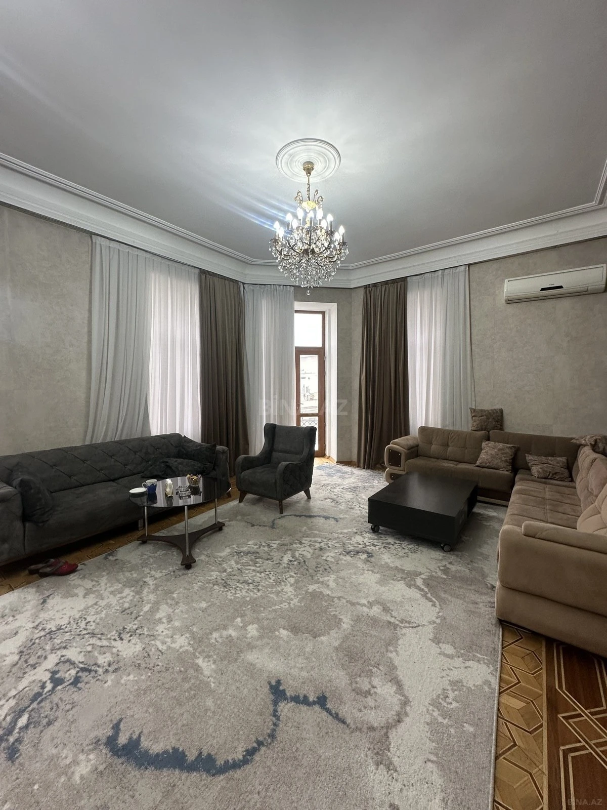 Satılır 6 otaqlı mənzil 320 m²