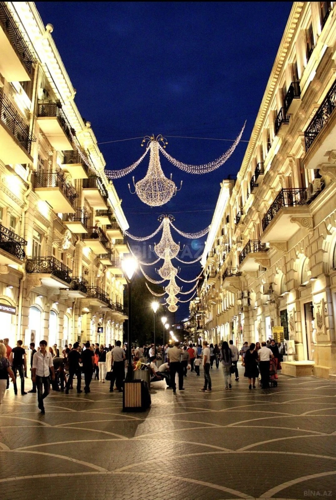 Satılır 6 otaqlı mənzil 320 m²