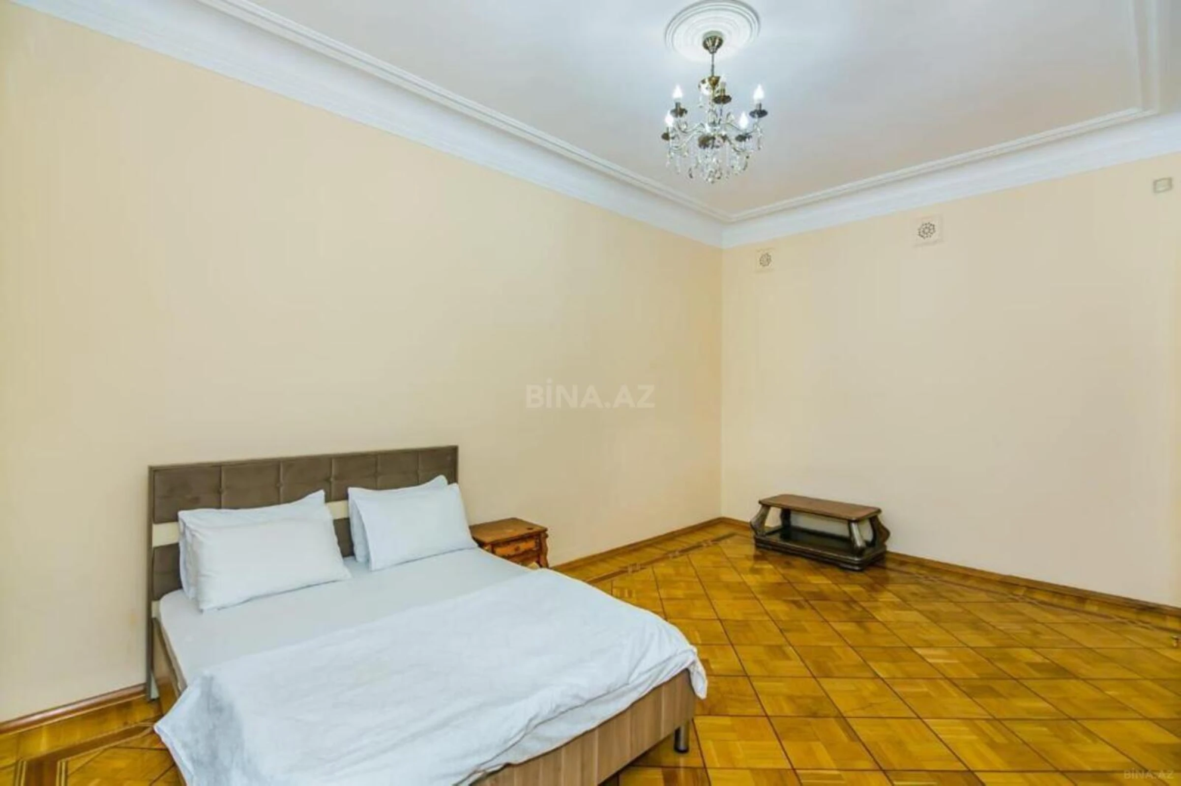 Satılır 6 otaqlı mənzil 320 m²