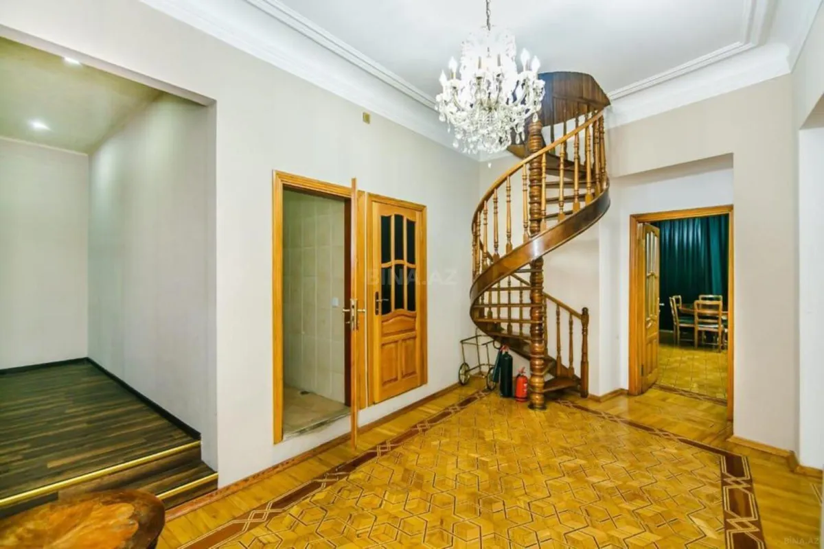 Satılır 6 otaqlı mənzil 320 m²