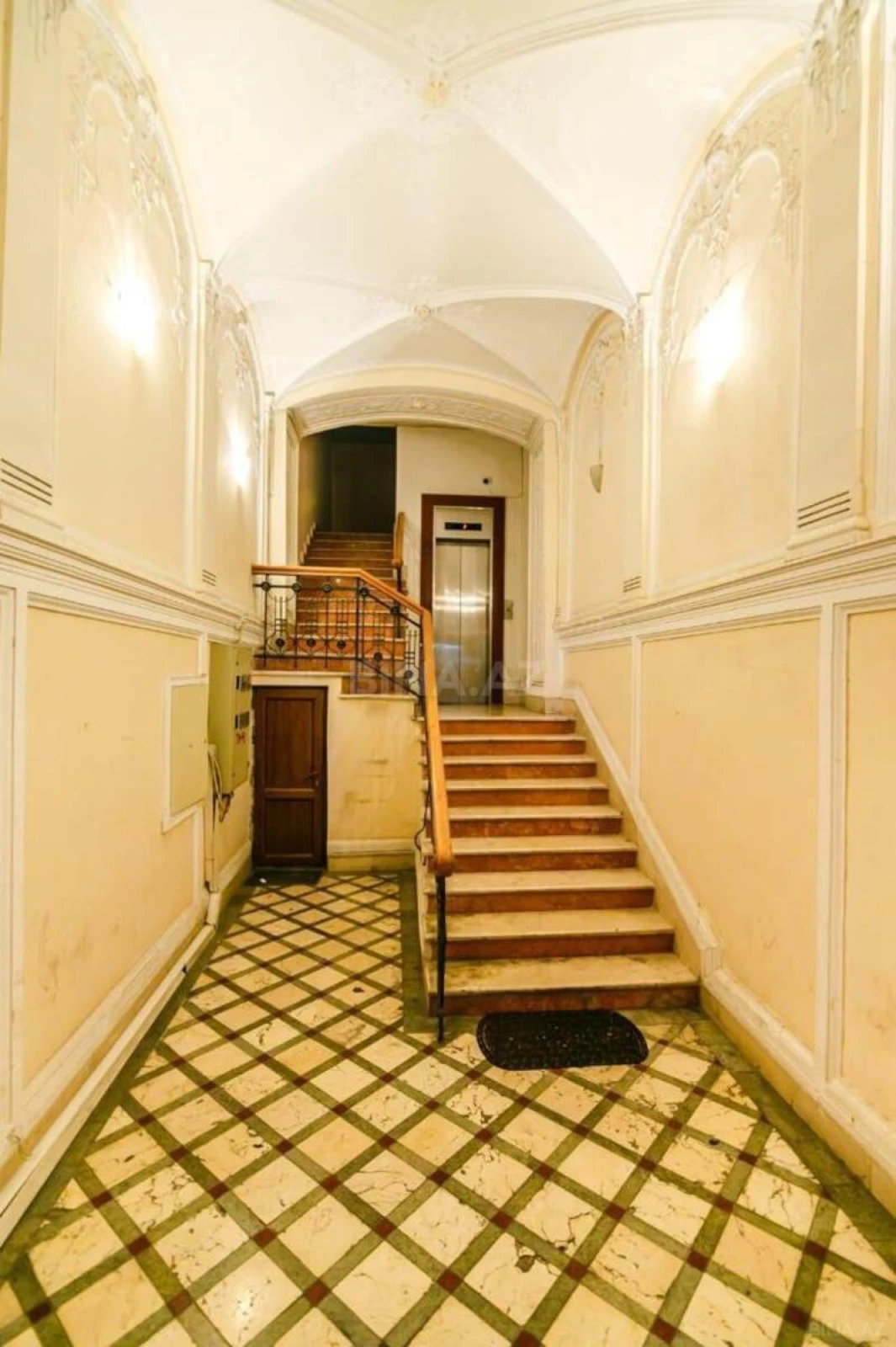 Satılır 6 otaqlı mənzil 320 m²