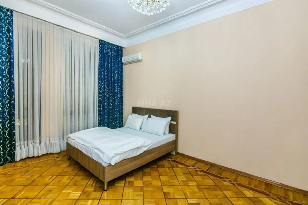 Satılır 6 otaqlı mənzil 320 m²