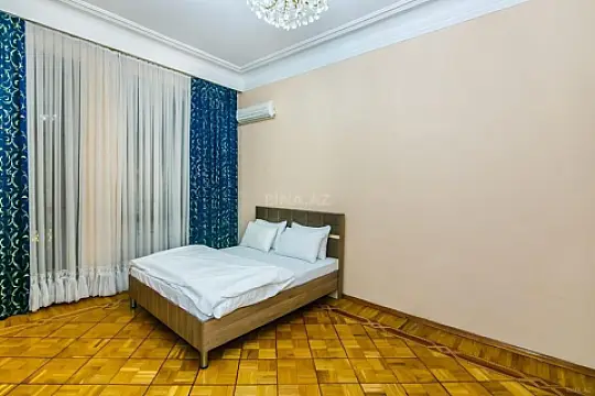 Satılır 6 otaqlı mənzil 320 m²