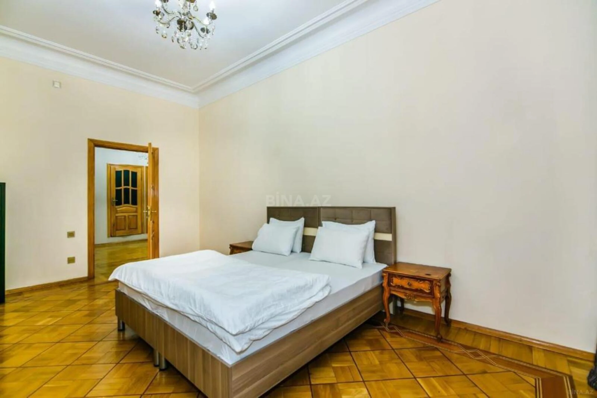 Satılır 6 otaqlı mənzil 320 m²