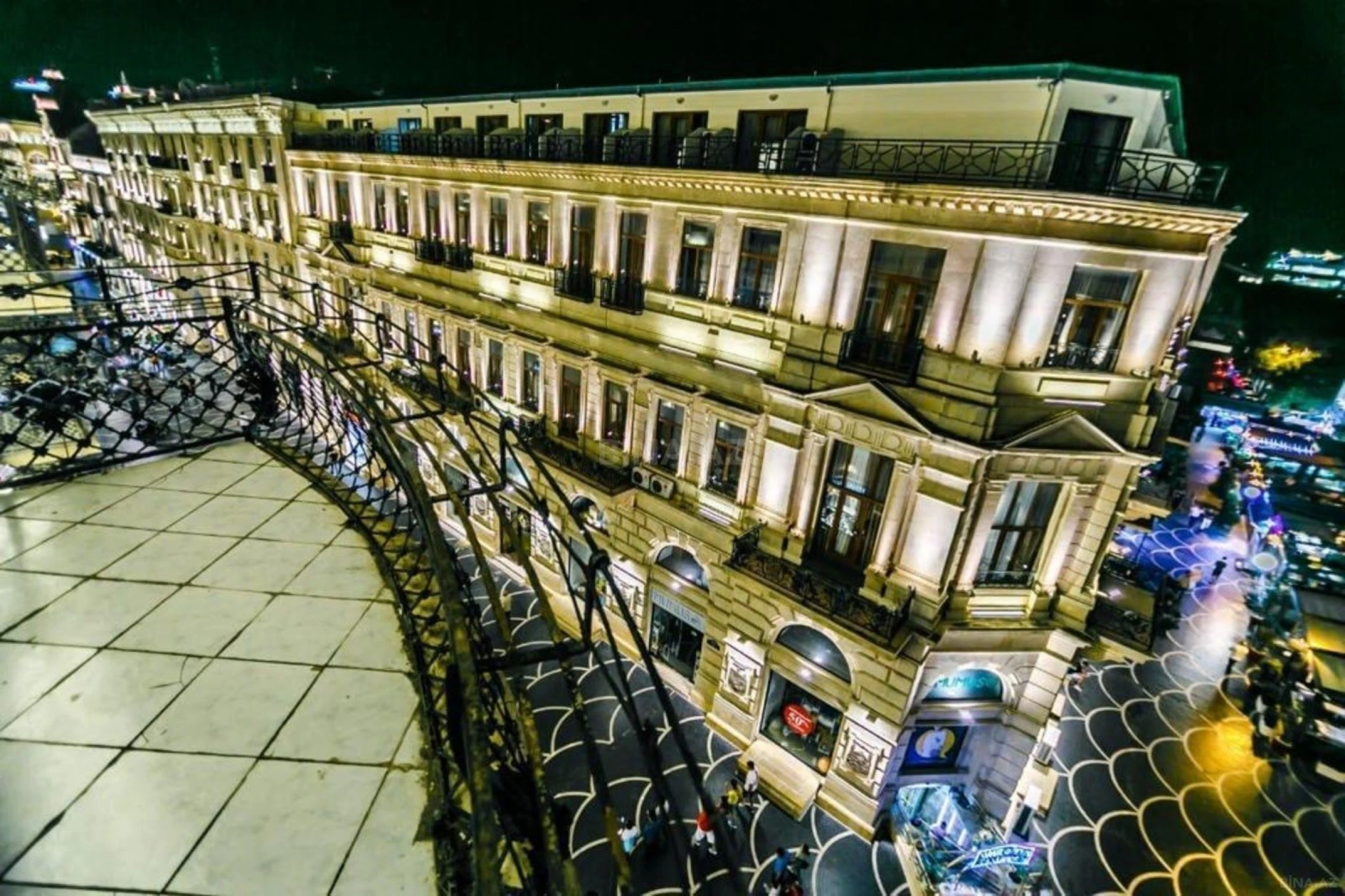 Satılır 6 otaqlı mənzil 320 m²