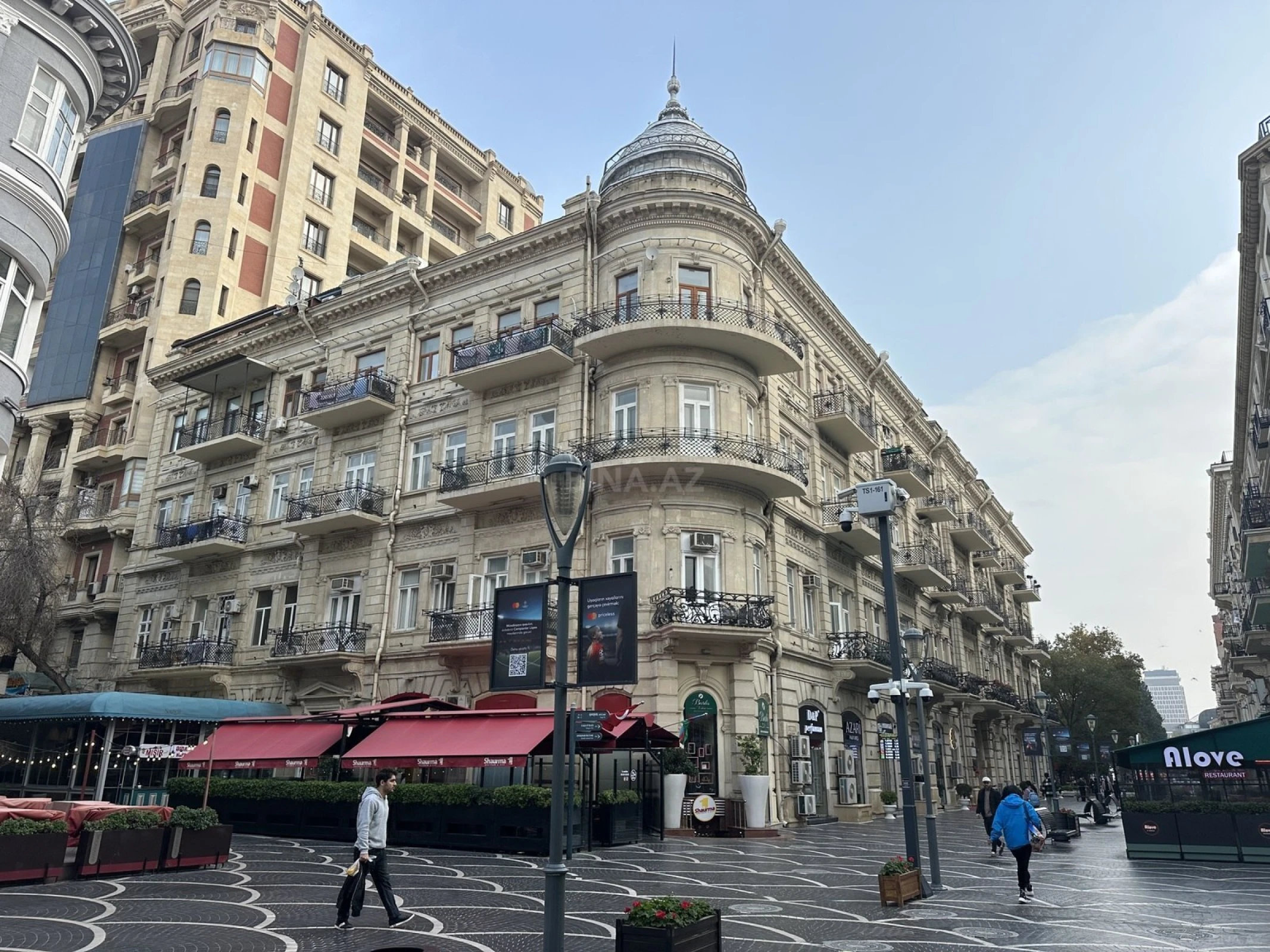 Satılır 6 otaqlı mənzil 320 m²