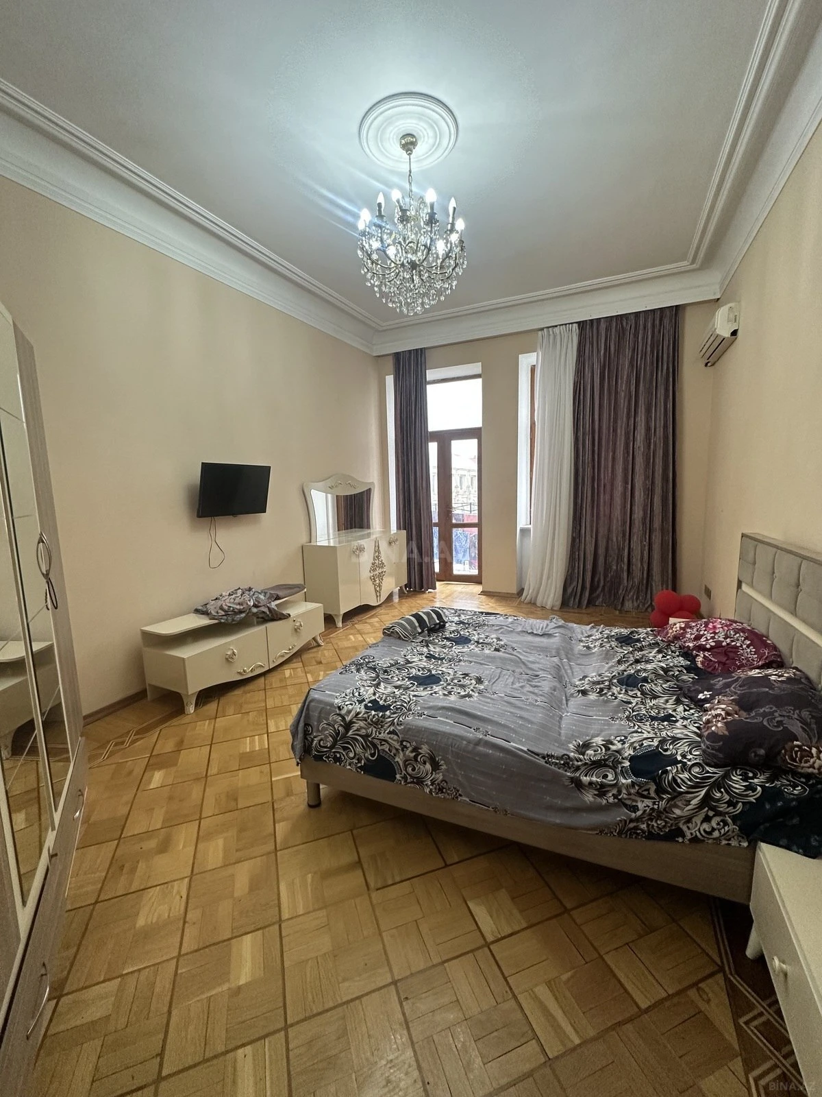 Satılır 6 otaqlı mənzil 320 m²