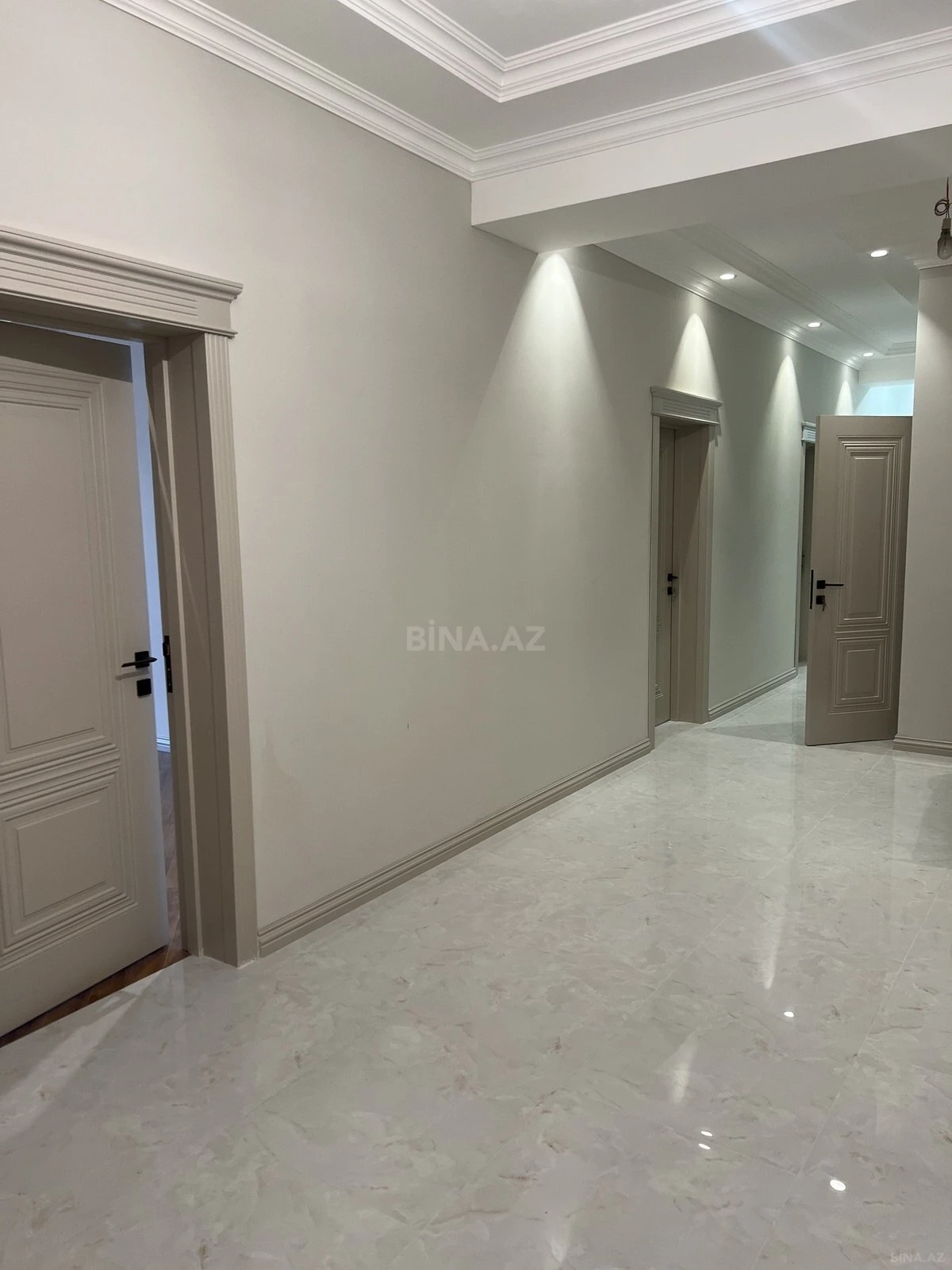 Satılır 4 otaqlı mənzil 200 m²