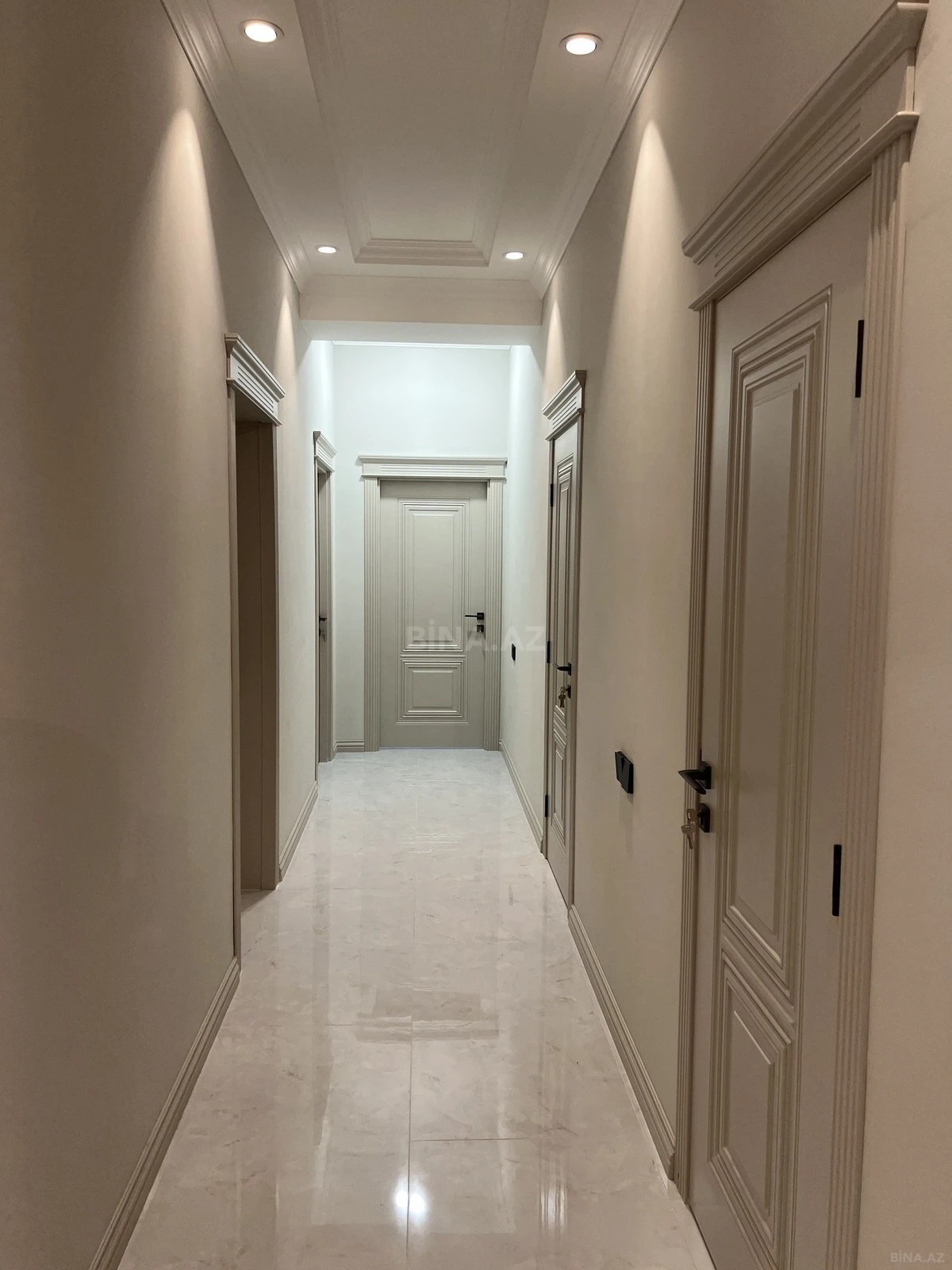Satılır 4 otaqlı mənzil 200 m²