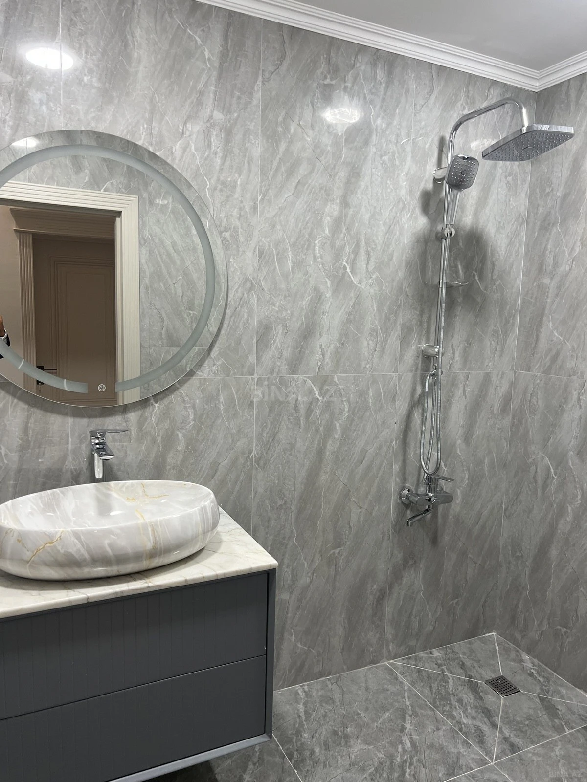 Satılır 4 otaqlı mənzil 200 m²