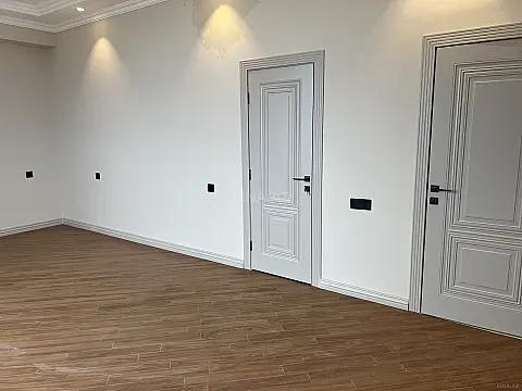 Satılır 4 otaqlı mənzil 200 m²